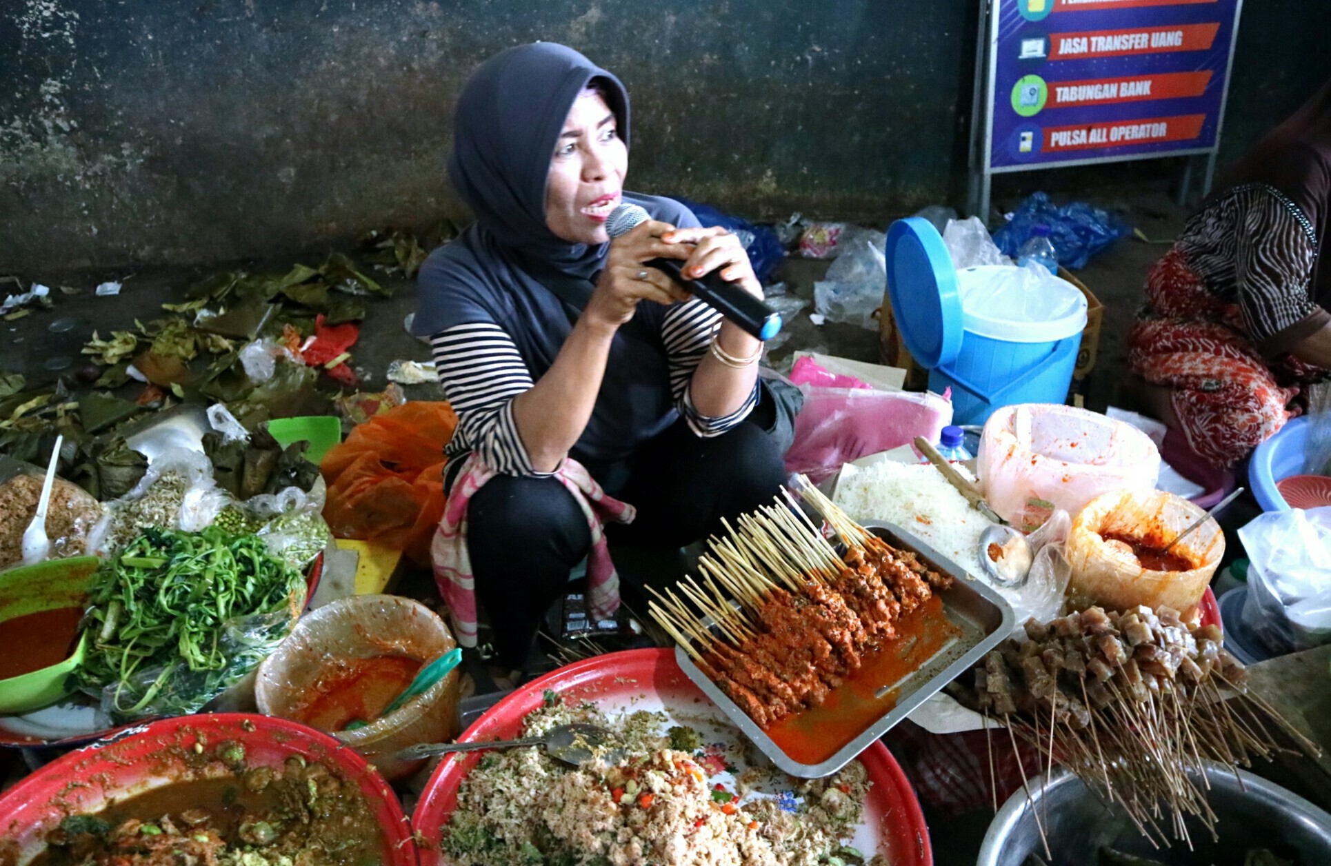 Di Pasar Kebon Roek, Pedagang Pelecing Jualan Sambil Karaoke (1000 Menu Kuliner Ampenan – Bagian 7)